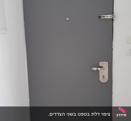 דלת אפורה עם ידית מתכת ובריח עליון